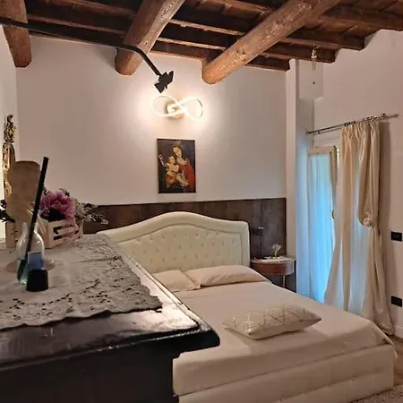 Centro Storico Luxury Smeraldo Suite: Historic Elegance With Hydromassage *